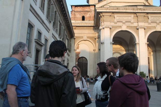 volontariato culturale di giovani studenti che raccontano Milano a visitatori stranieri