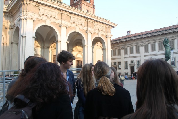 volontariato culturale di giovani studenti che raccontano Milano a visitatori stranieri