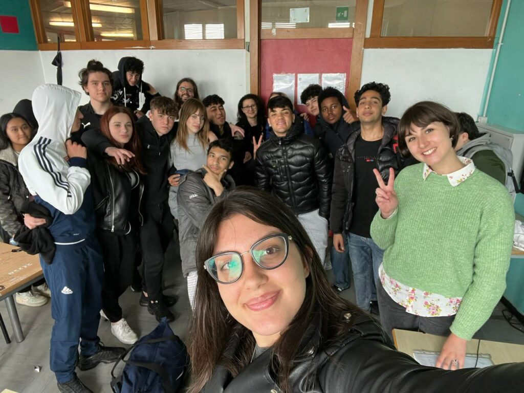 Foto di classe con la 2B CAT Cardano.